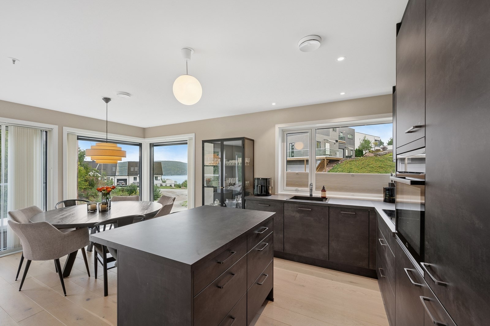 Rikelig med skap- og benkeplass! Galleribilde