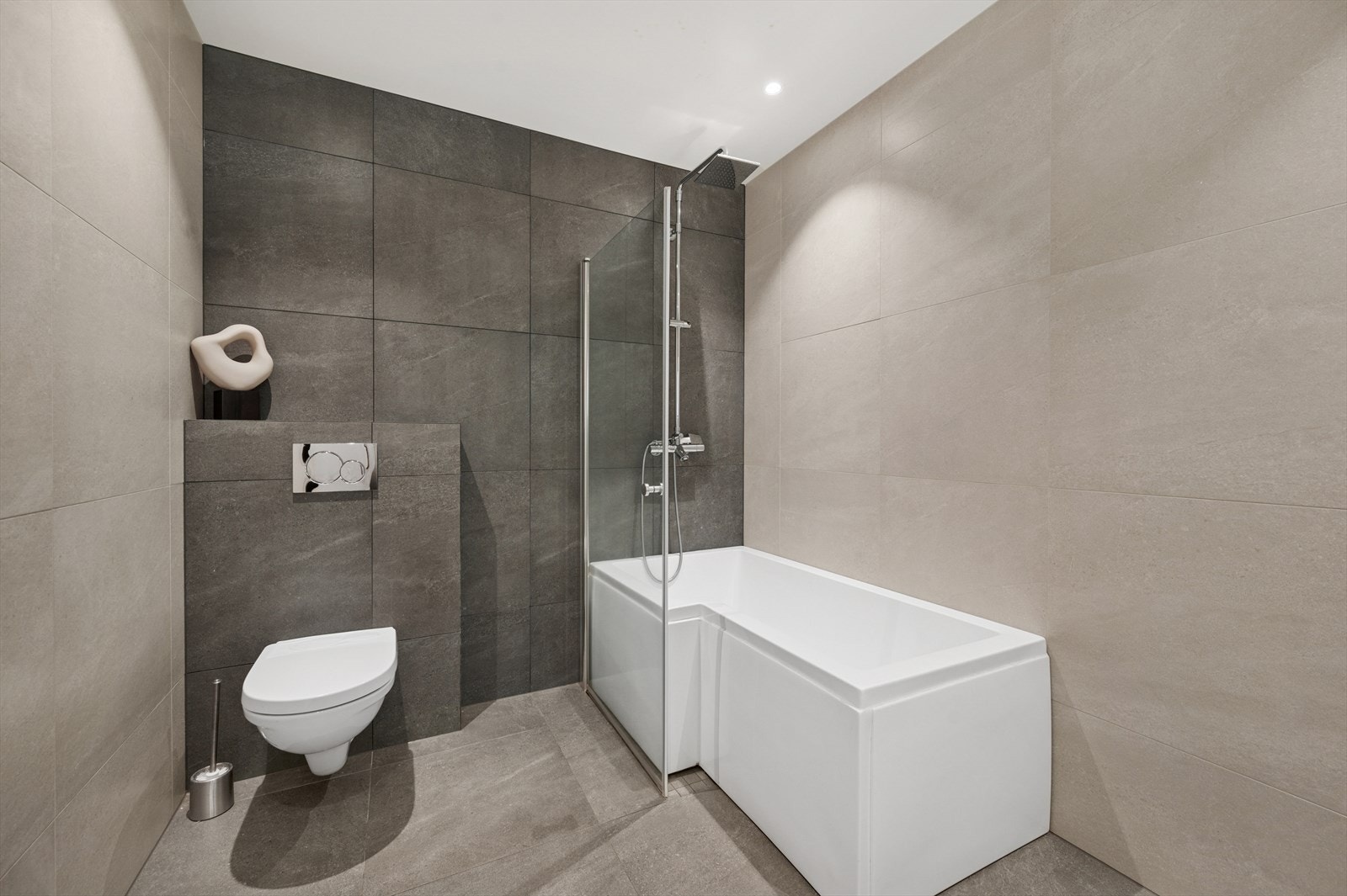 Delikat flislagt baderom med varmekabler i gulv. Galleribilde