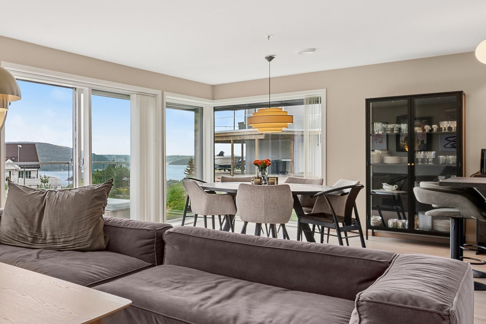 Store vindusoverflater i stuen med utsikt mot Oslofjorden. Galleribilde