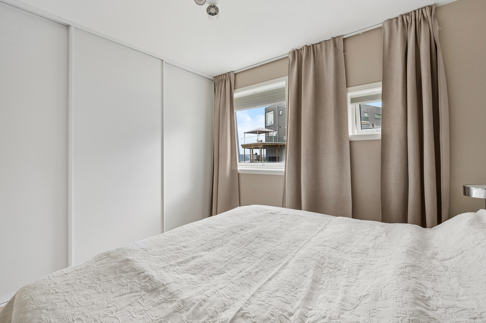 Skyvedørsgarderobe i hovedsoverommet! Galleribilde