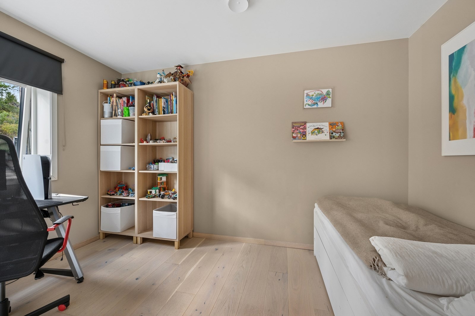 Soverom nr. 2 med god plass til seng og tilhørende møblement! Galleribilde