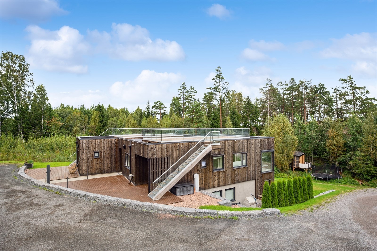 Leiligheten har en meget attraktiv beliggenhet i byggets 1 etg med takterrasse. Galleribilde