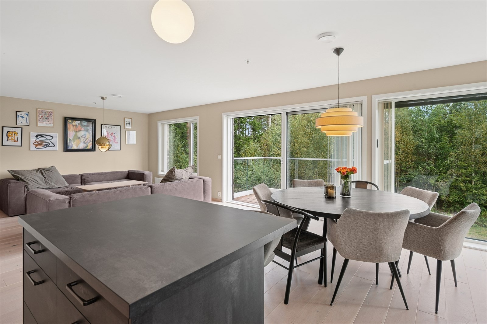 Kjøkkenøy i tilsvarende utførsel. Galleribilde