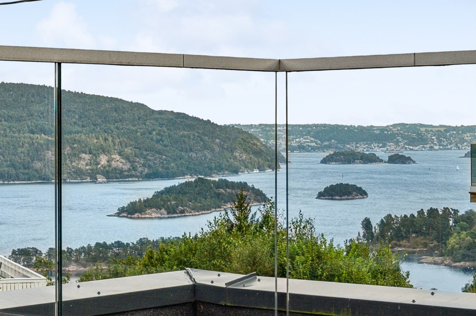 Nyere 3-roms toppleilighet med takterrasse med fantastisk fjordutsikt beliggende i Åros ved Oslofjorden! Galleribilde