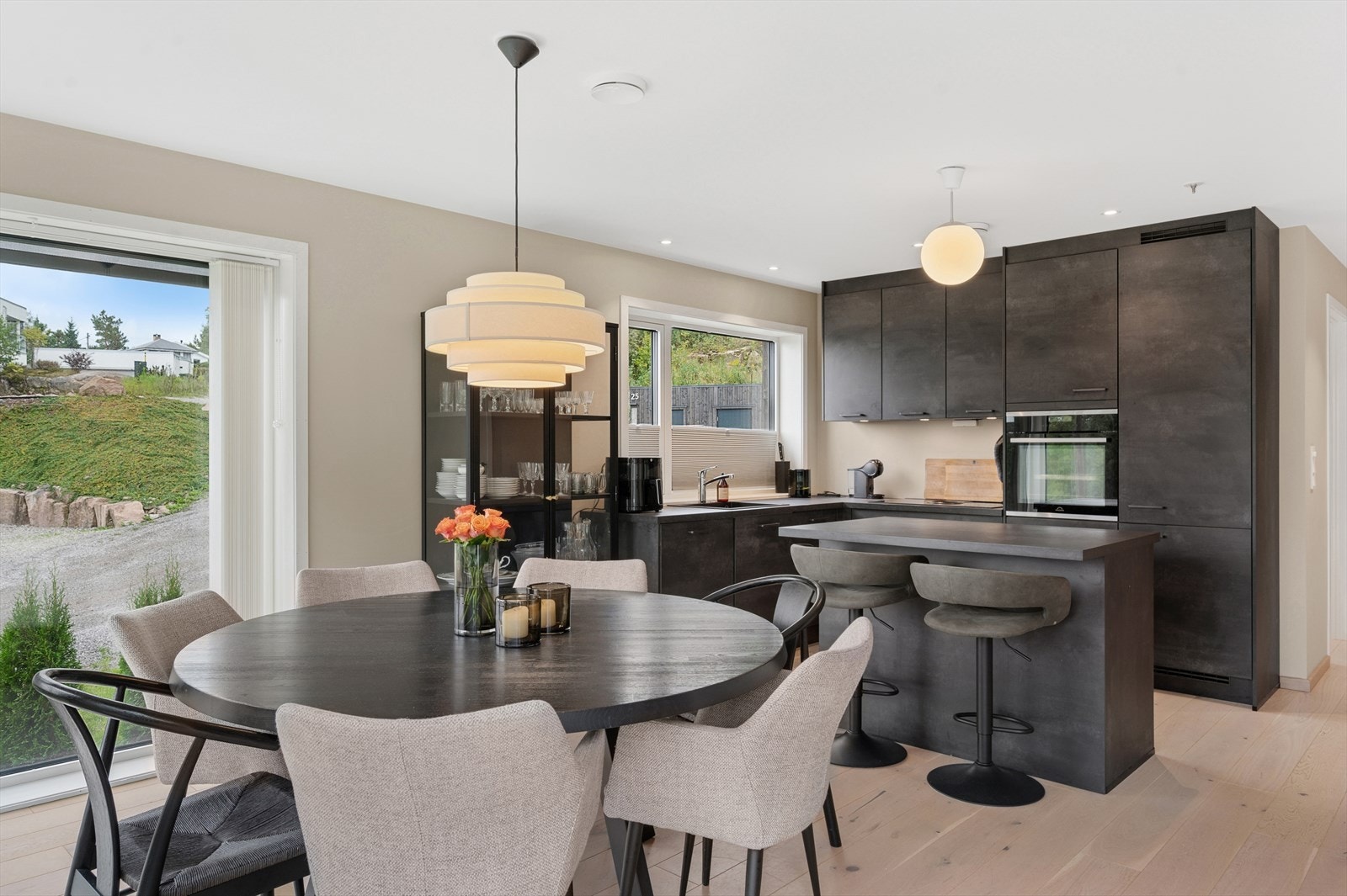 Rålekkert kjøkken med sort kjøkkeninnredning med glatte fronter. Galleribilde