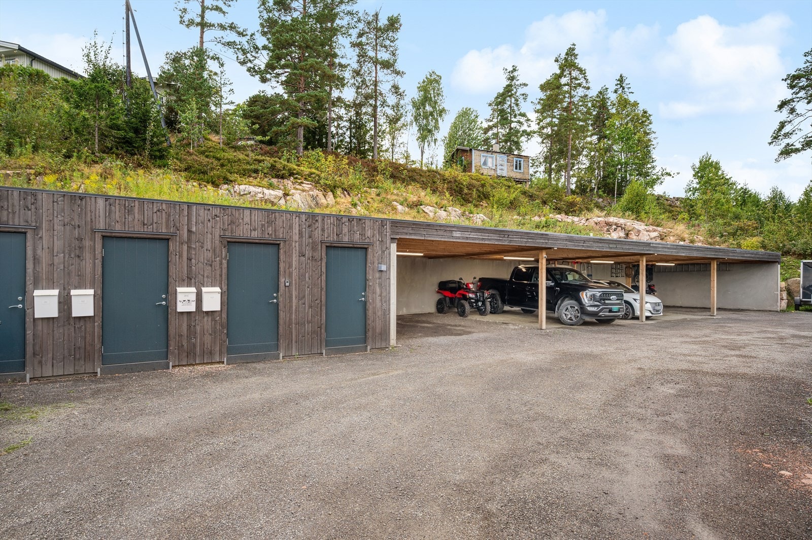 Parkering for 2 biler i felles carport. Galleribilde