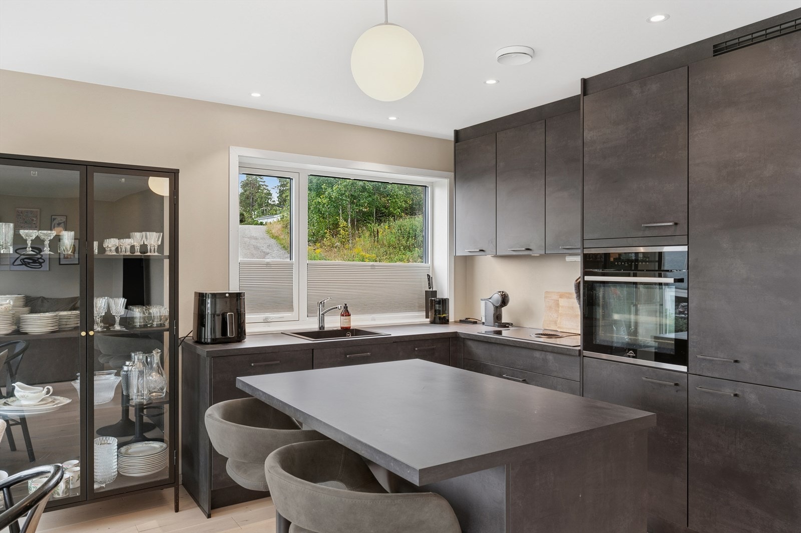 Integrerte hvitevarer som oppvaskmaskin, stekeovn, induksjonstopp og kjøleskap/frys. Galleribilde