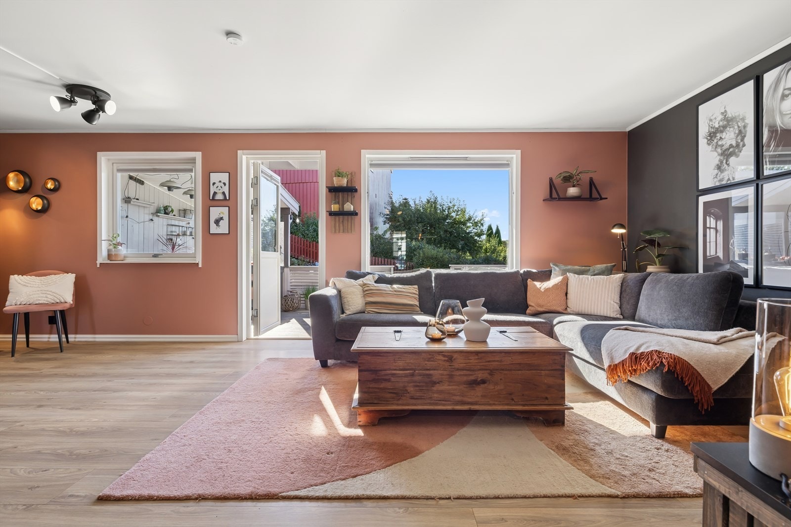 Herfra er det utgang til en solrik terrasse og en innbydende hage. Galleribilde