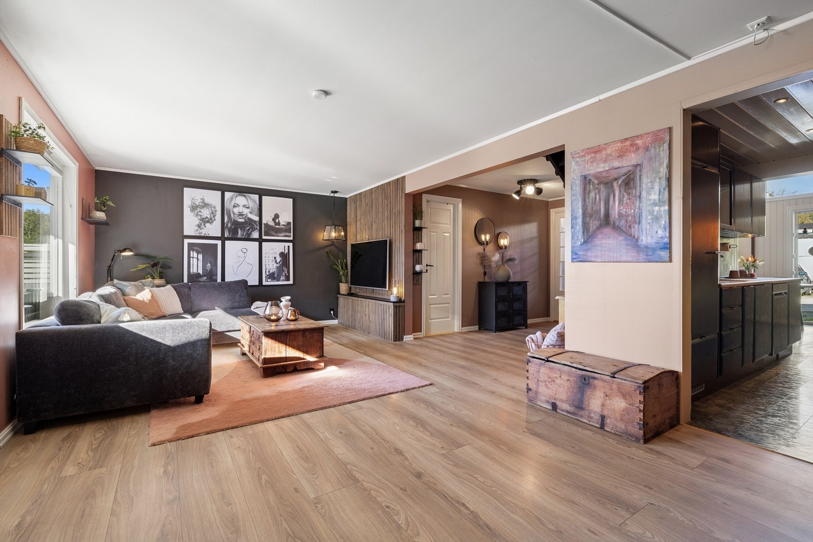 Stuen er møbleringsvennlig med soner for både sofagruppe med tilhørende møblement. Galleribilde