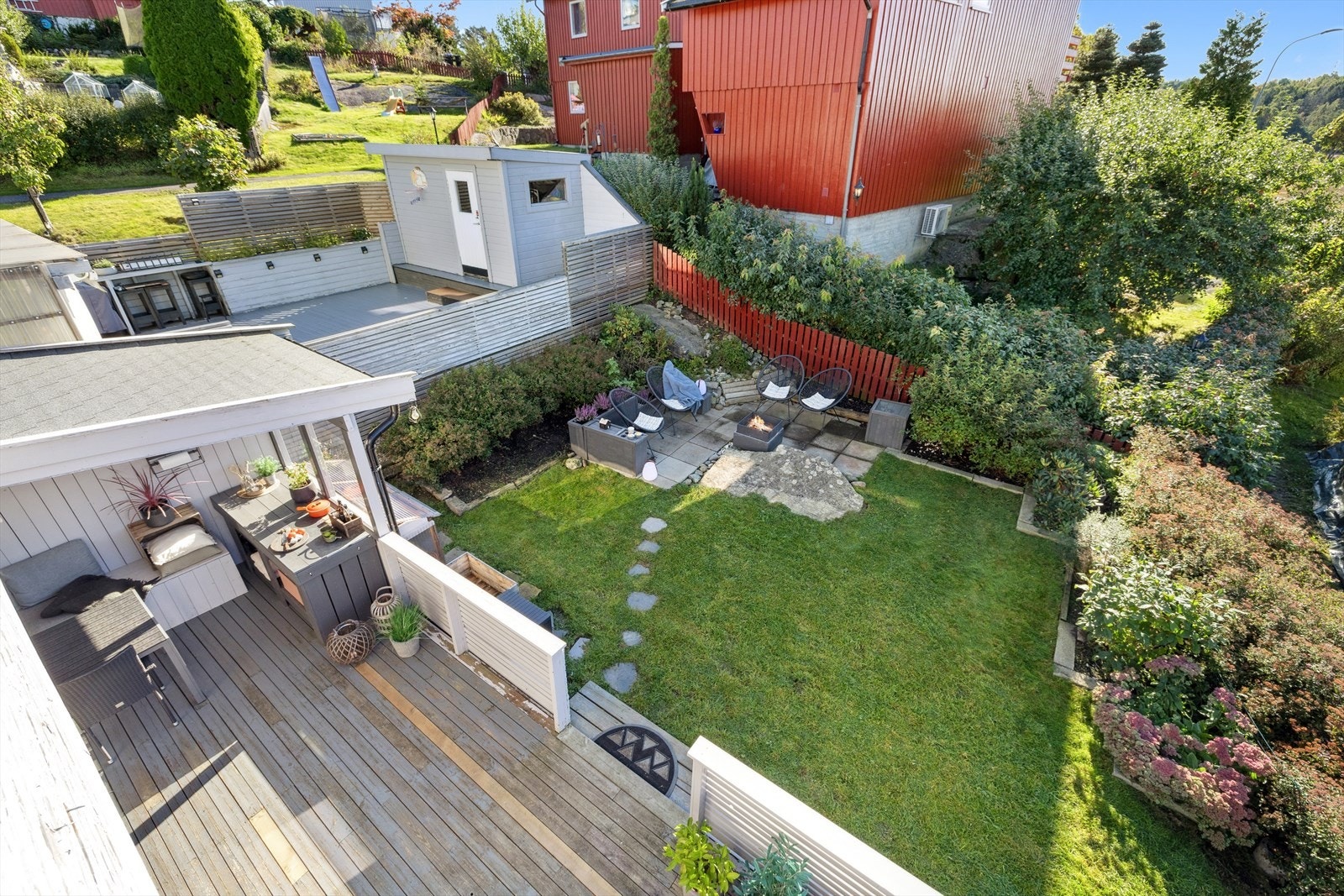 Hagen er meget pent opparbeidet med plenarealer, hekk, tre, diverse beplantning, samt flere uteplasser med gode solforhold. Galleribilde