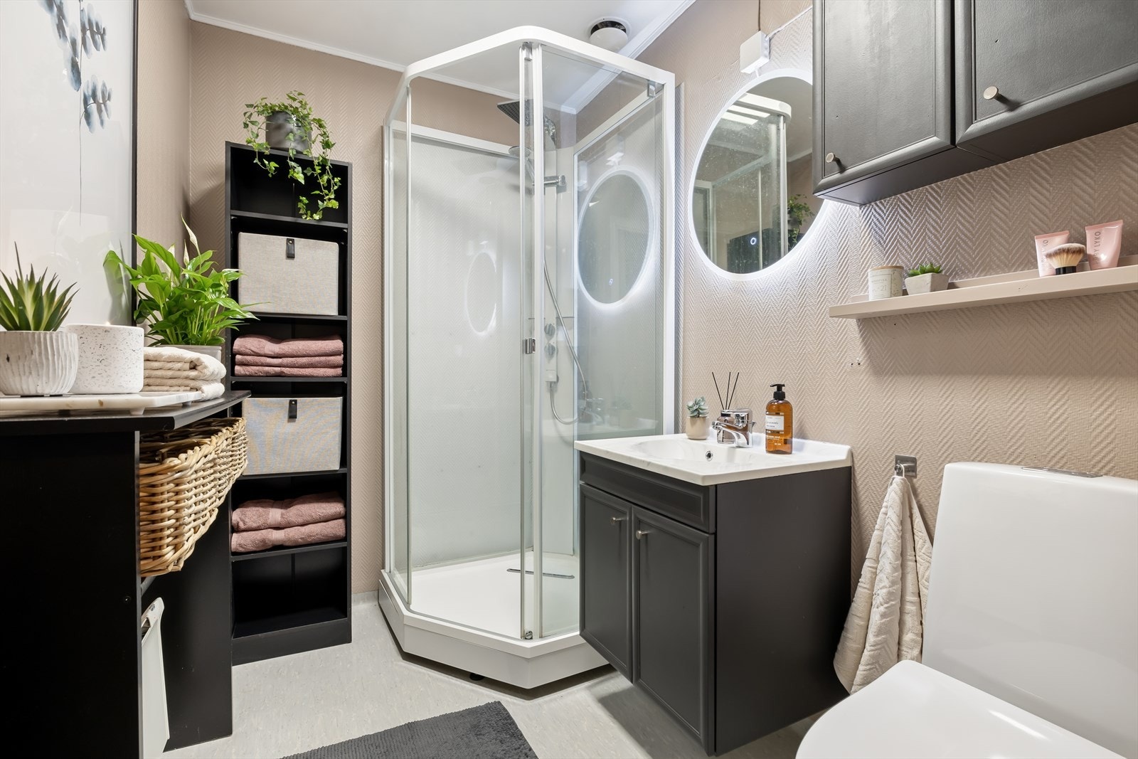 Badet er utstyrt med toalett, dusjkabinett, samt baderomsinnredning med servant og blandebatteri. Galleribilde