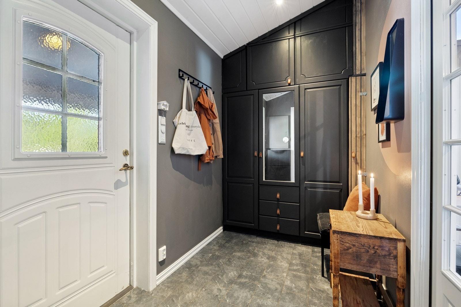 Romslig entré med god plass til å oppbevare ytterklær og sko i garderobeskap. Galleribilde