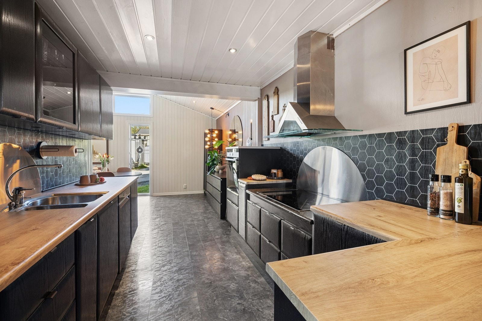 Her er det godt med både skap- og benkeplass. Galleribilde