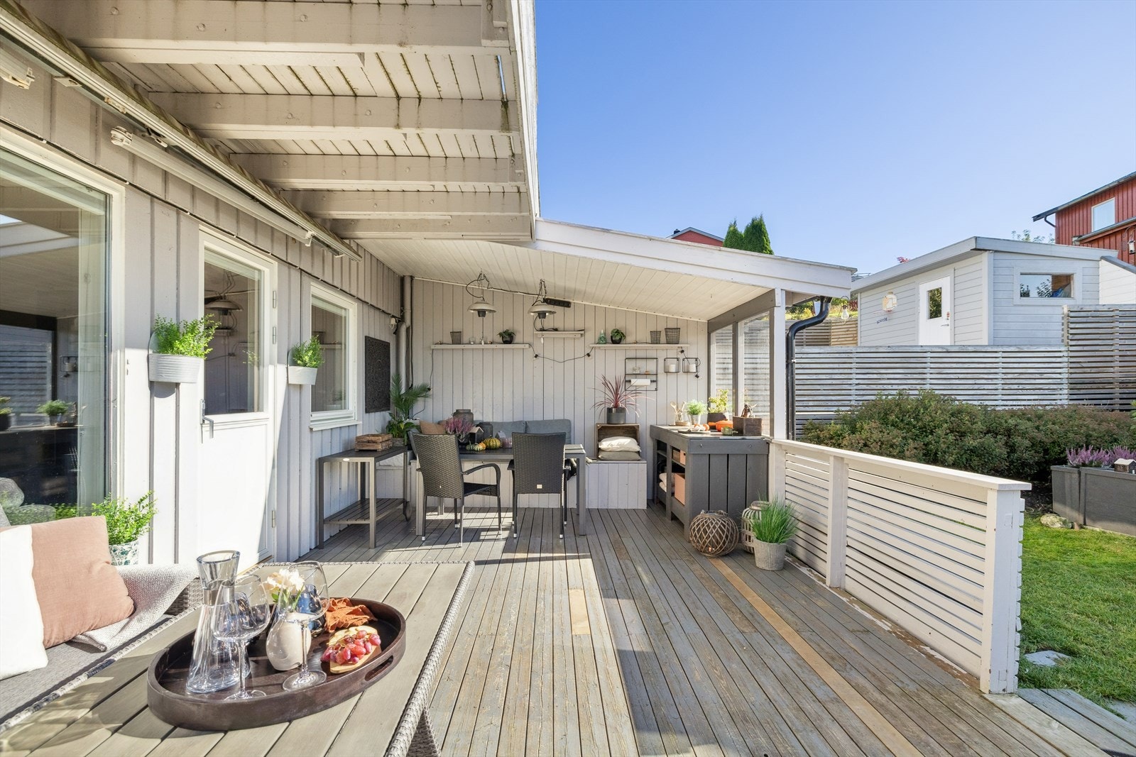 Her får du en pent opparbeidet hage med flere hyggelige uteplasser, perfekt for både avslapning og sosiale sammenkomster. Galleribilde