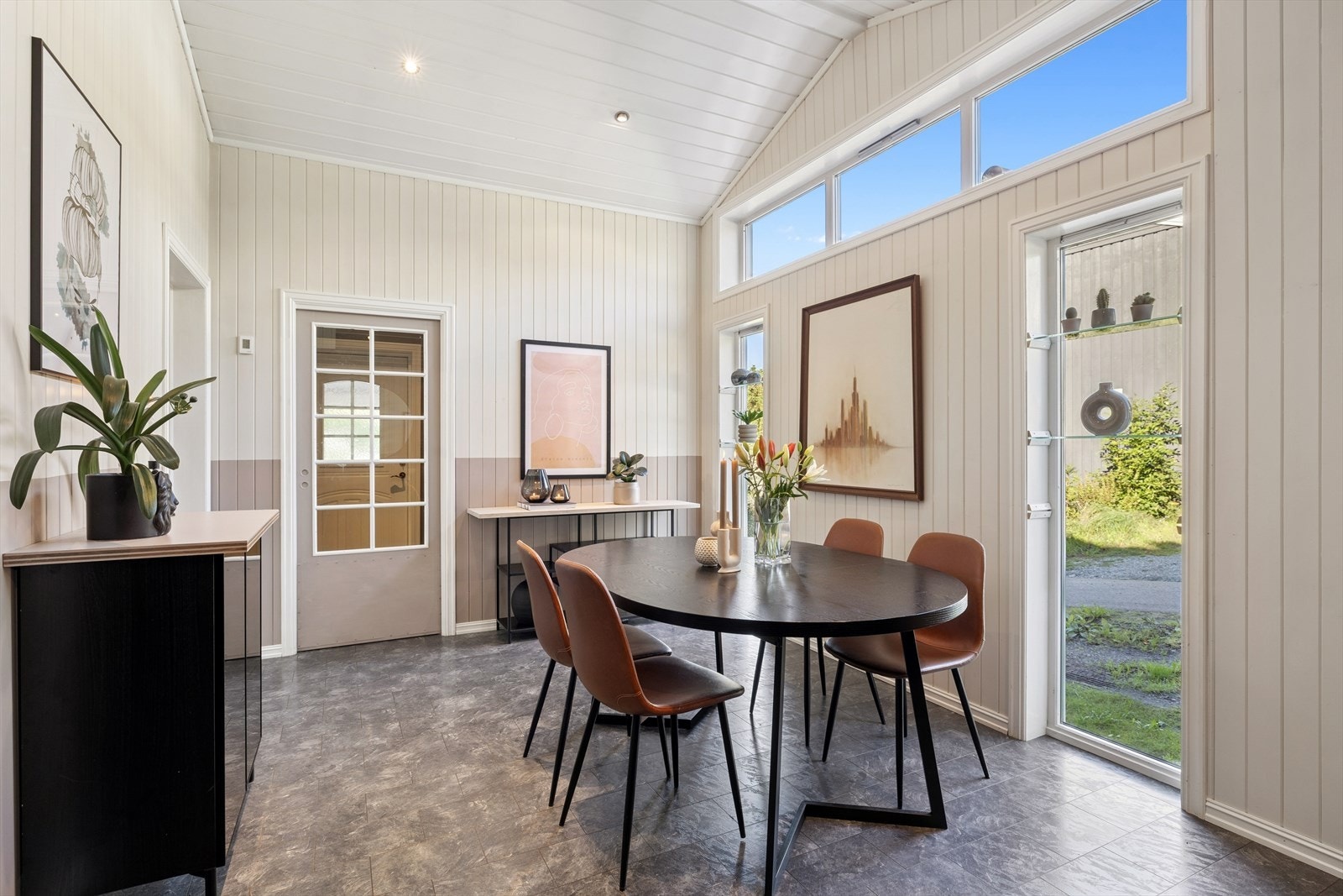 Rommet har god takhøyde og fint lys gjennom store vinduer. Galleribilde