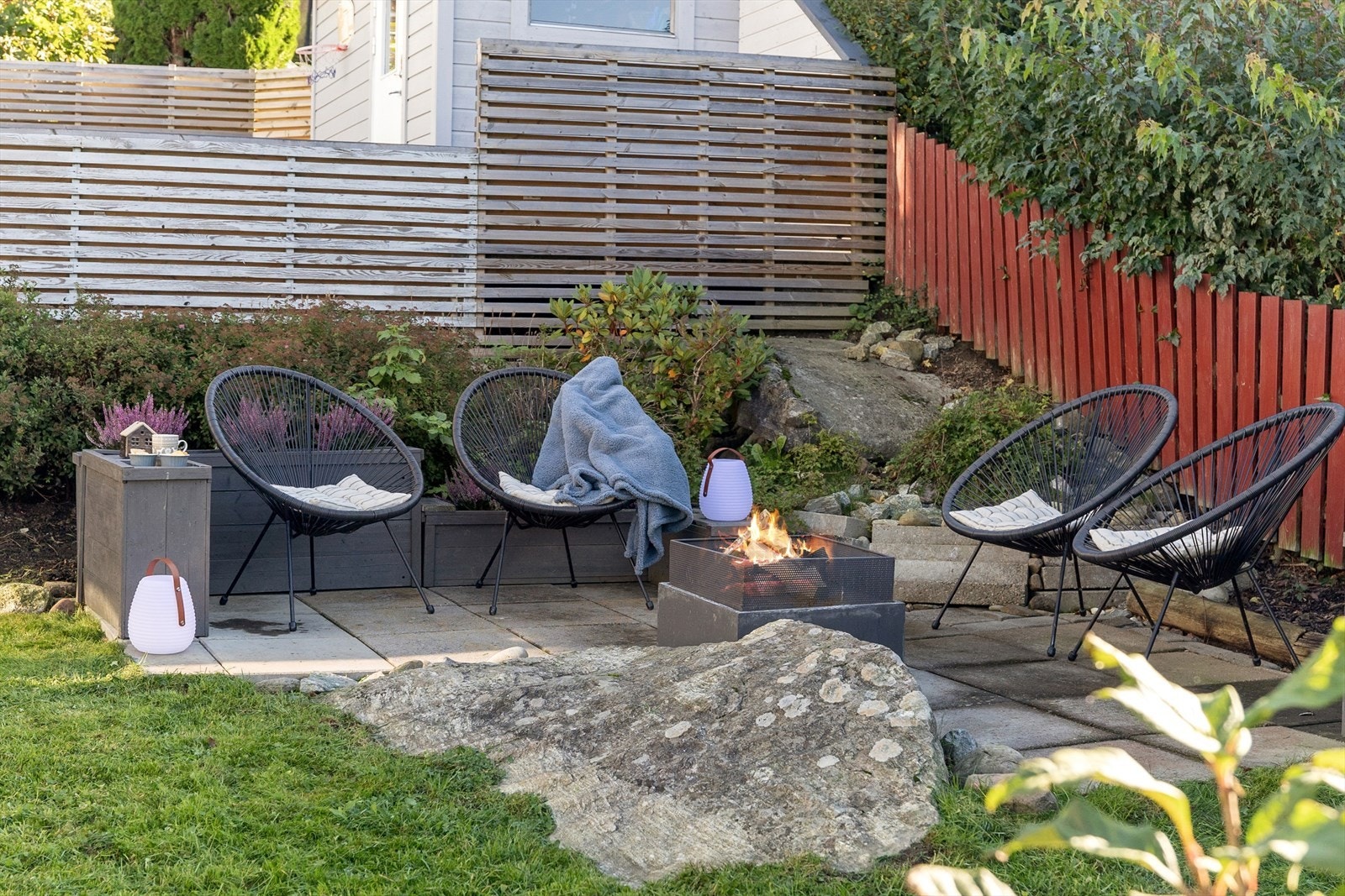 Det er opparbeidet flere solrike uteplasser på tomten. Galleribilde