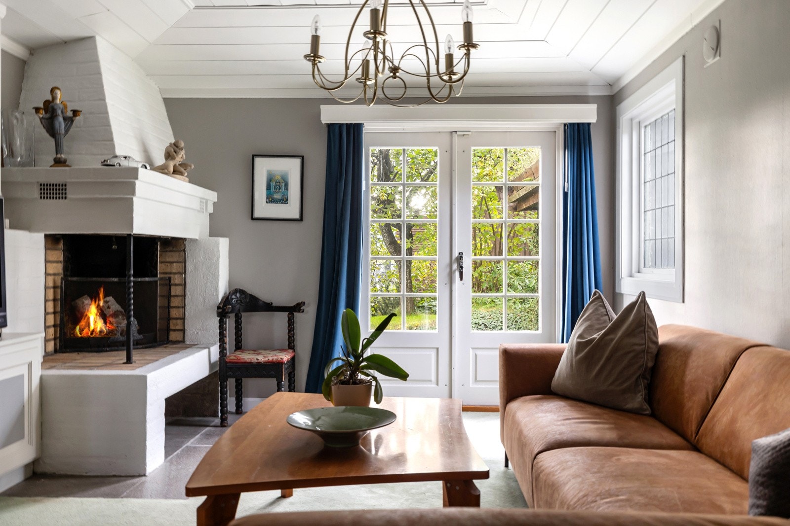 Du finner også et hyggelig bibliotek som er innredet med store bokhyller og en åpen peis. Galleribilde