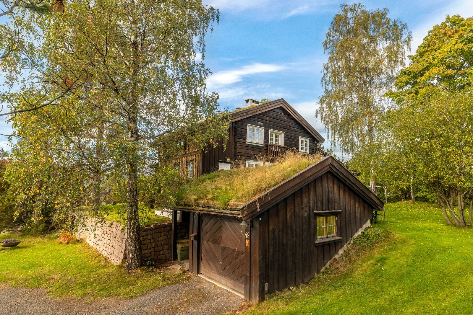 Her har du en garasje med plass til en bil med direkte adkomst fra kjelleren. Galleribilde