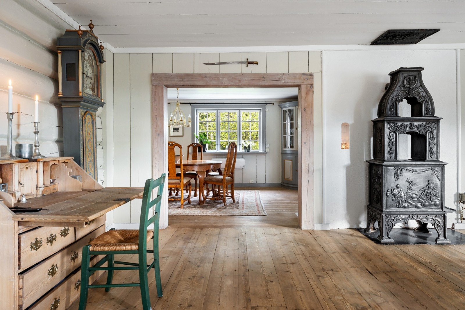 Fra stuen kommer du inn til en flott spisestue med god plass til et stort spisebord, perfekt for hyggelige måltider og sosiale sammenkomster. Galleribilde