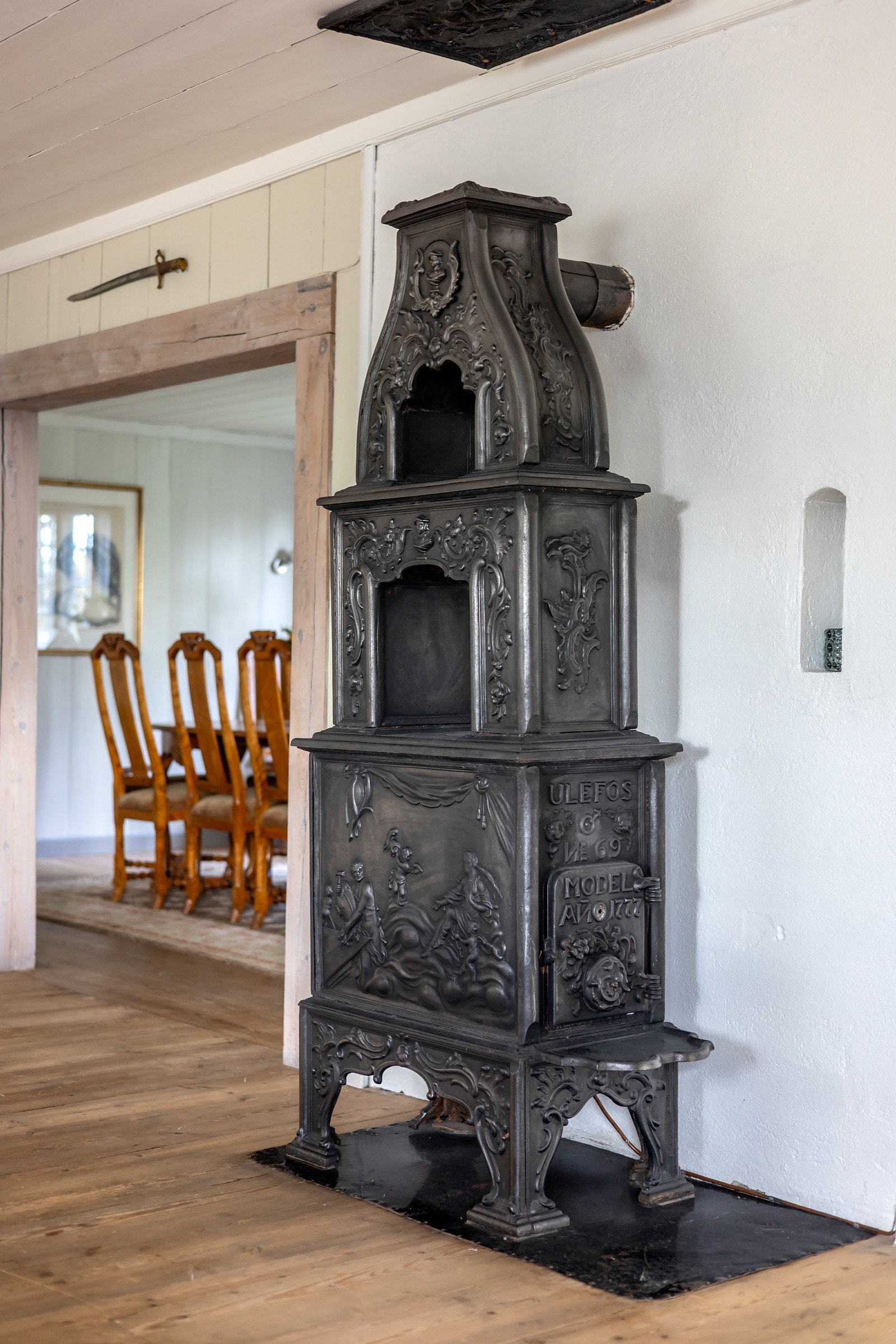 I tillegg finner du en klassisk vedovn i støpejern. Galleribilde