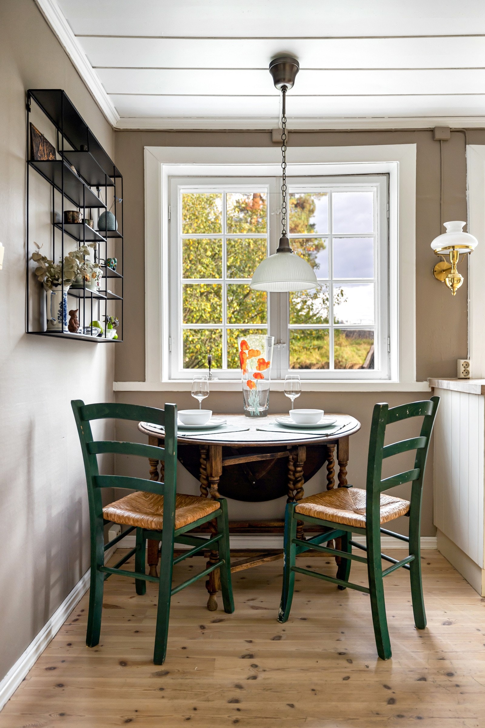 Her får du plass til en liten spisegruppe ved vinduet, perfekt for enkle måltider. Galleribilde