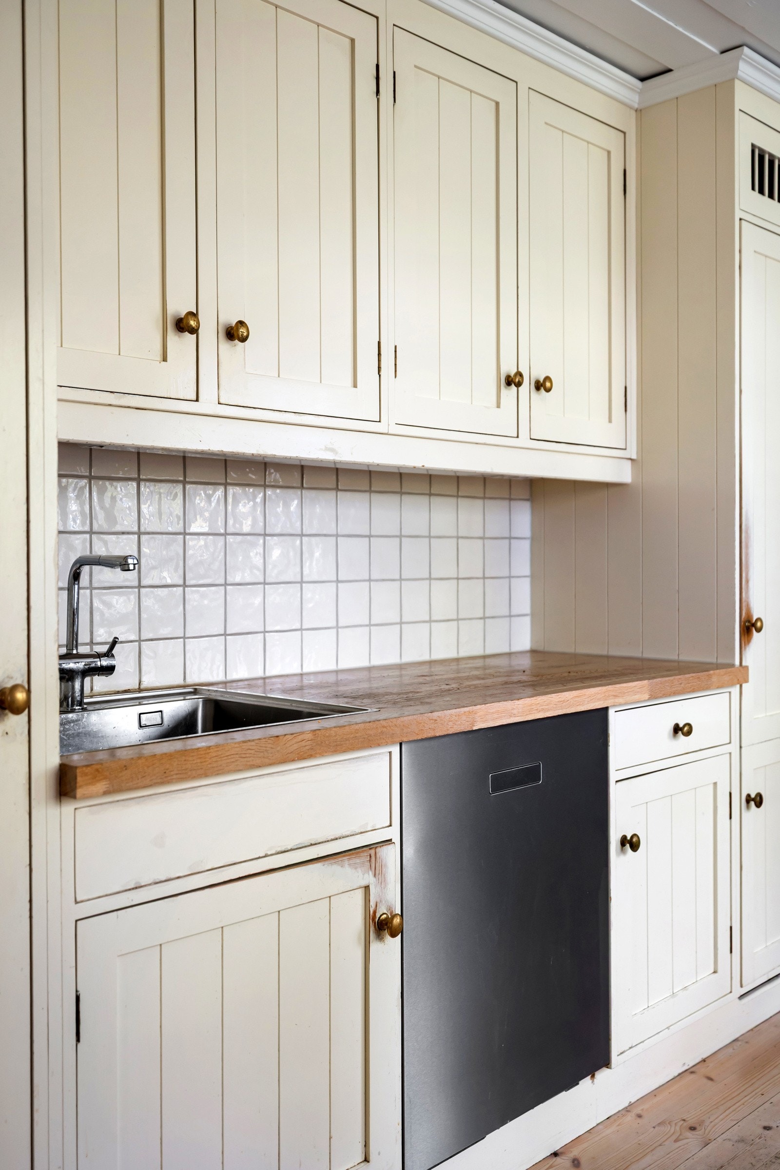 Kjøkkenet byr på infelte hvitevarer. Galleribilde