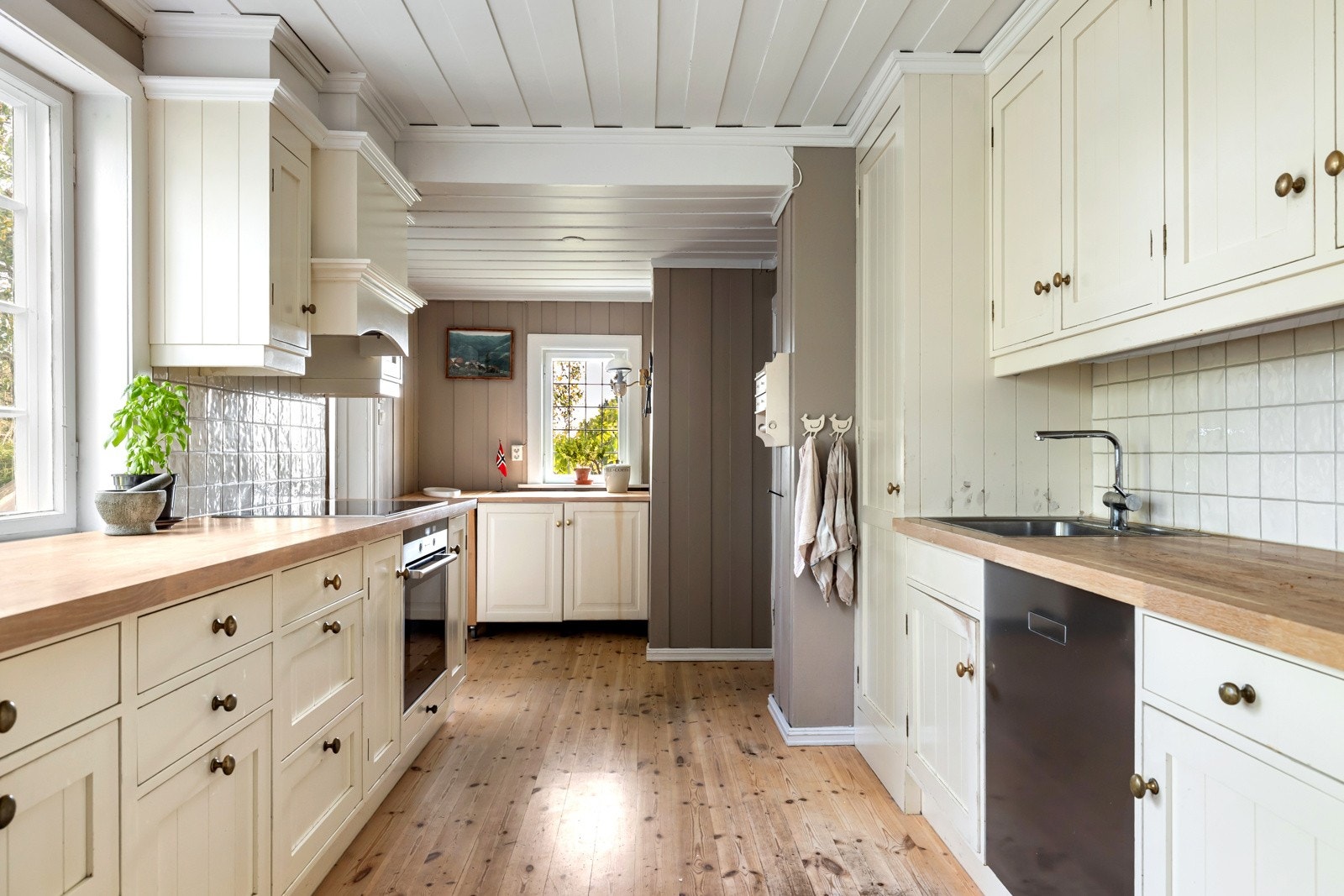 Her er det godt med skap og benkeplass. Galleribilde