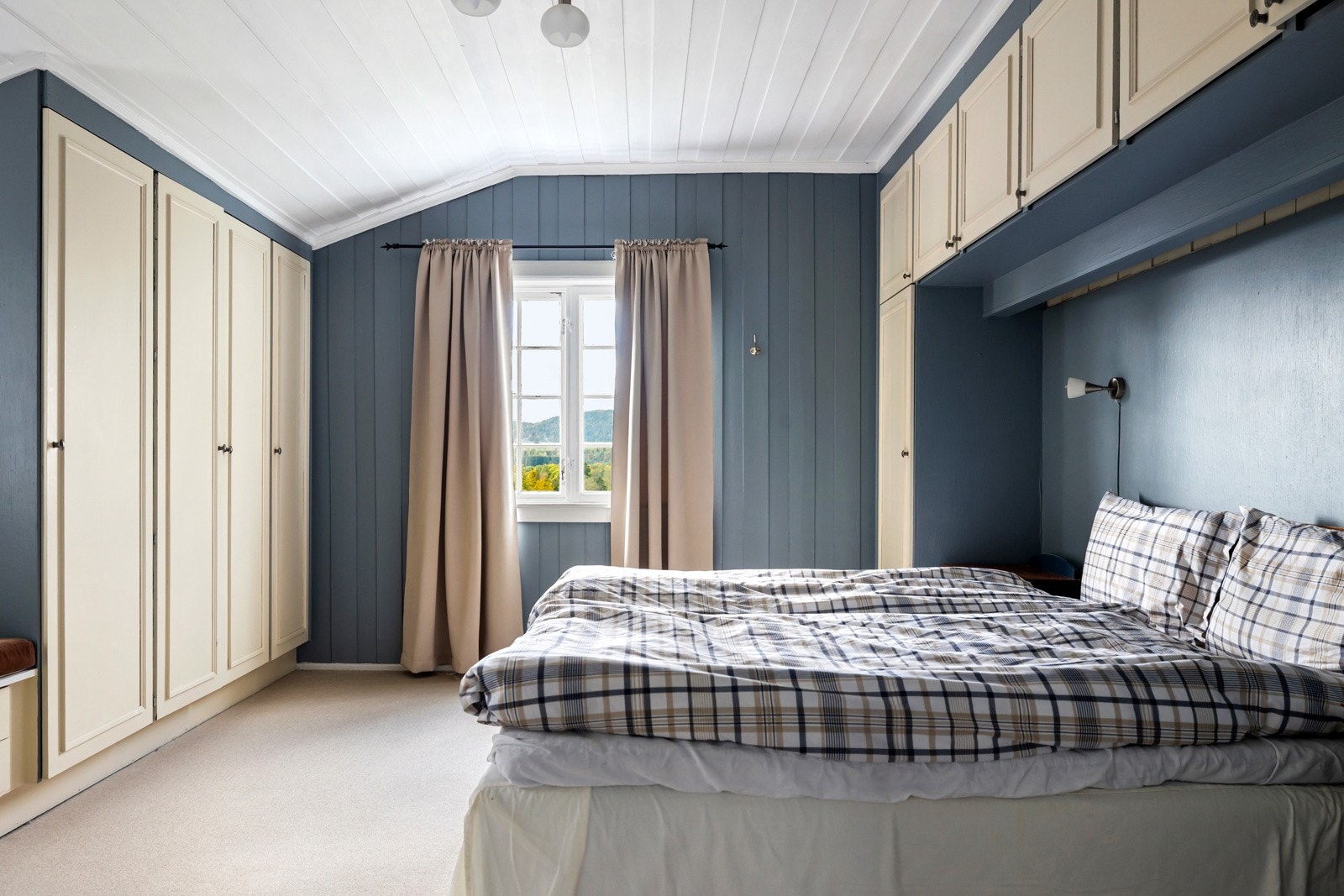 Hovedsoverommet er romslig og innbydende, med plassbygde garderobeskap som gir rikelig med oppbevaringsplass. Galleribilde