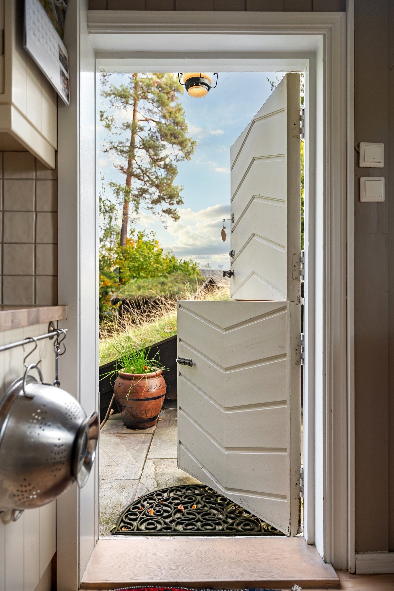 Fra kjøkkenet er det egen utgang til hagen, en praktisk løsning på sommerstid når man ønsker å ta med måltidene ut. Galleribilde