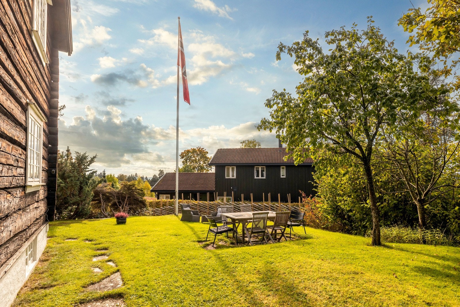 Dette historiske hjemmet kombinerer tradisjonell byggeskikk med et moderne påbygg som gir ekstra funksjonalitet og gode løsninger for dagens bruk. Galleribilde