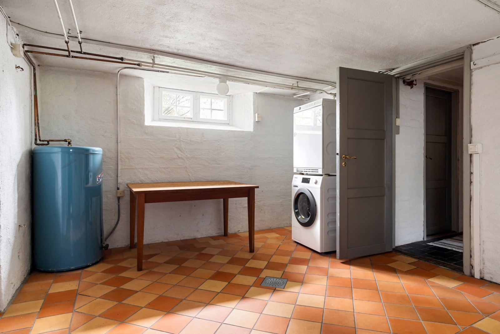 Vaskerom i kjelleren med opplegg for vaskemaskin og tørketrommel. Galleribilde