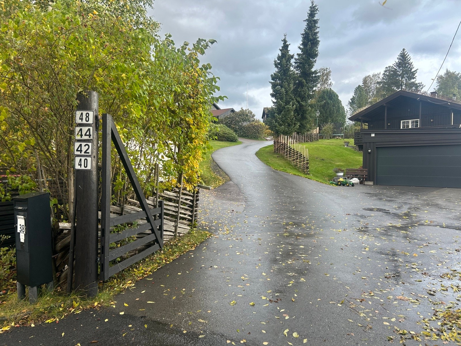 Boligen ligger øverst i rolig stikkvei opp, godt tilbaketrukket og en flott adkomst opp til eiendommen Galleribilde