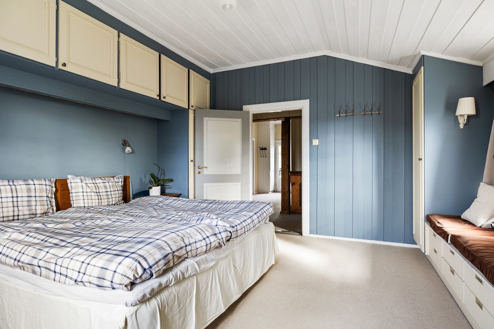 Over sengen er det integrerte skap som utnytter plassen effektivt. Rommet har god plass til dobbeltseng med nattbord på hver side. Galleribilde