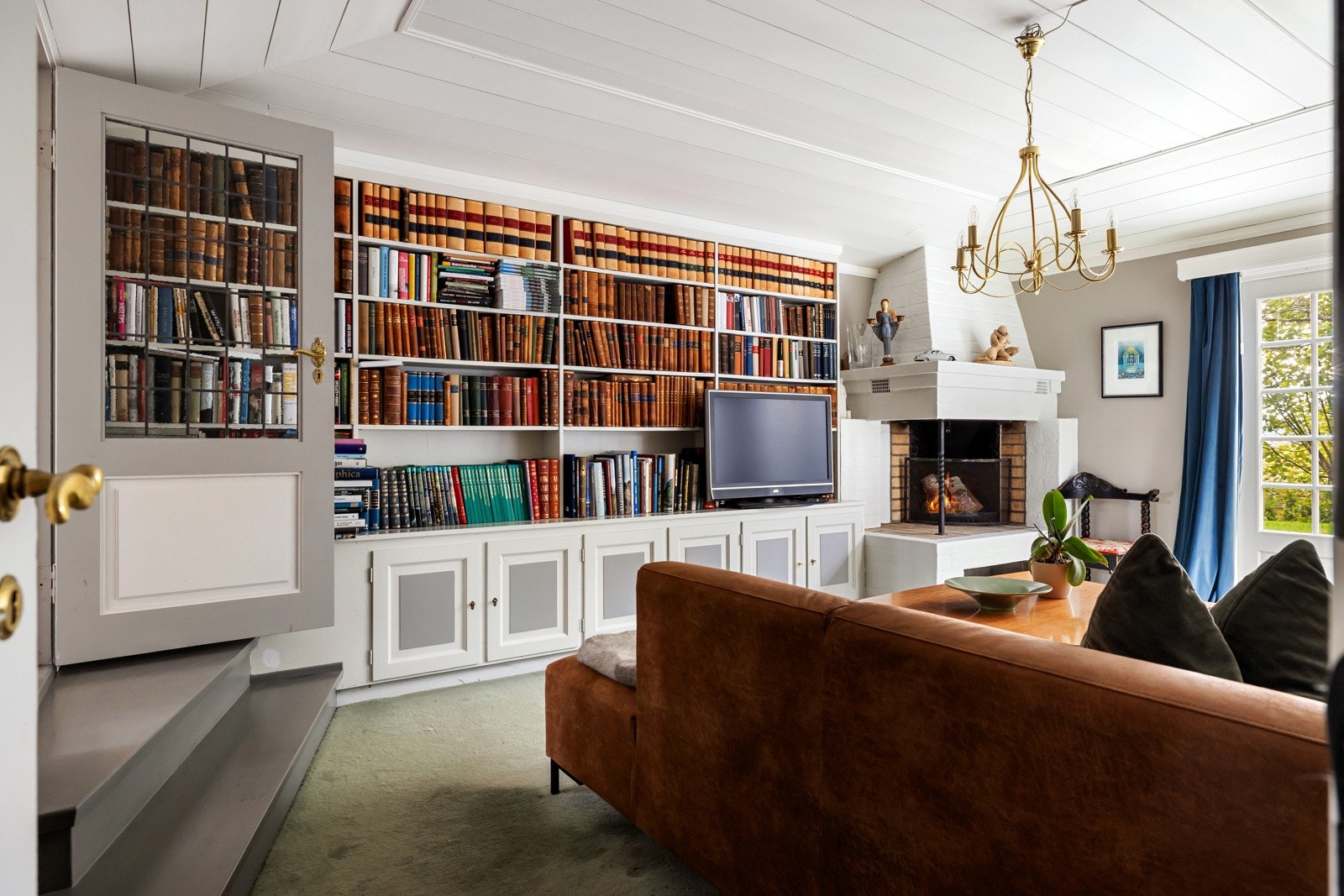 Rommet har god plass til sittegruppe, og fungerer perfekt som et stille sted for lesing eller en rolig kveld foran peisen Galleribilde