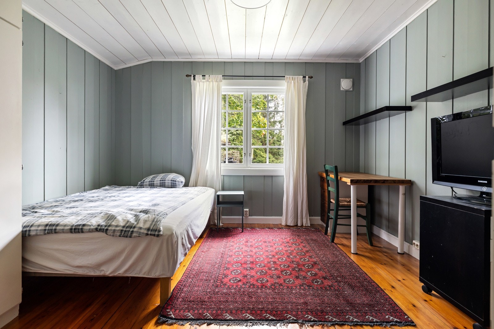 Hybelen har egen inngang og god plass til seng og tilhørende møblement. Galleribilde