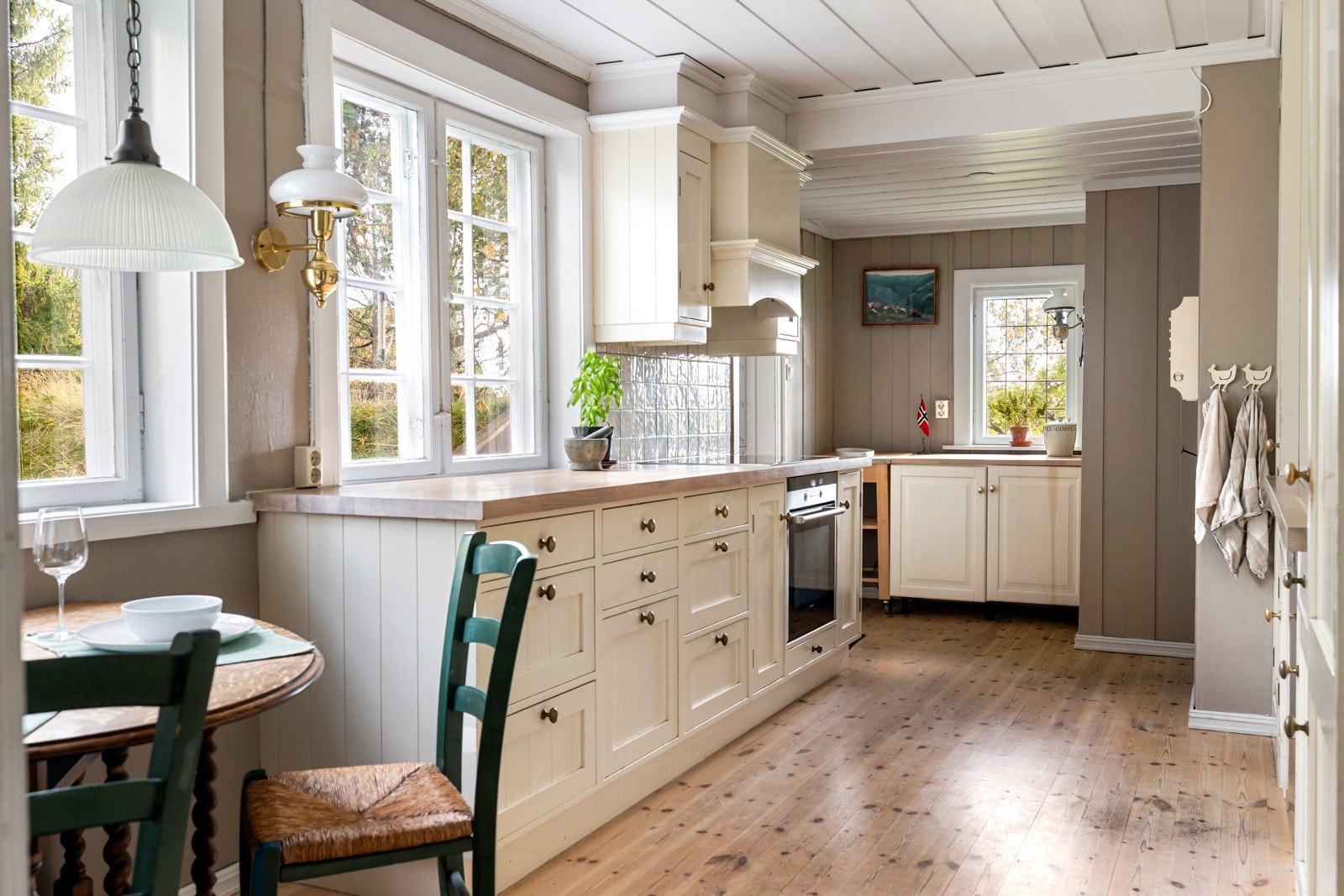 Kjøkkenet har klassiske profilerte fronter i en lys fargetone samt en benkeplate i heltre. Galleribilde