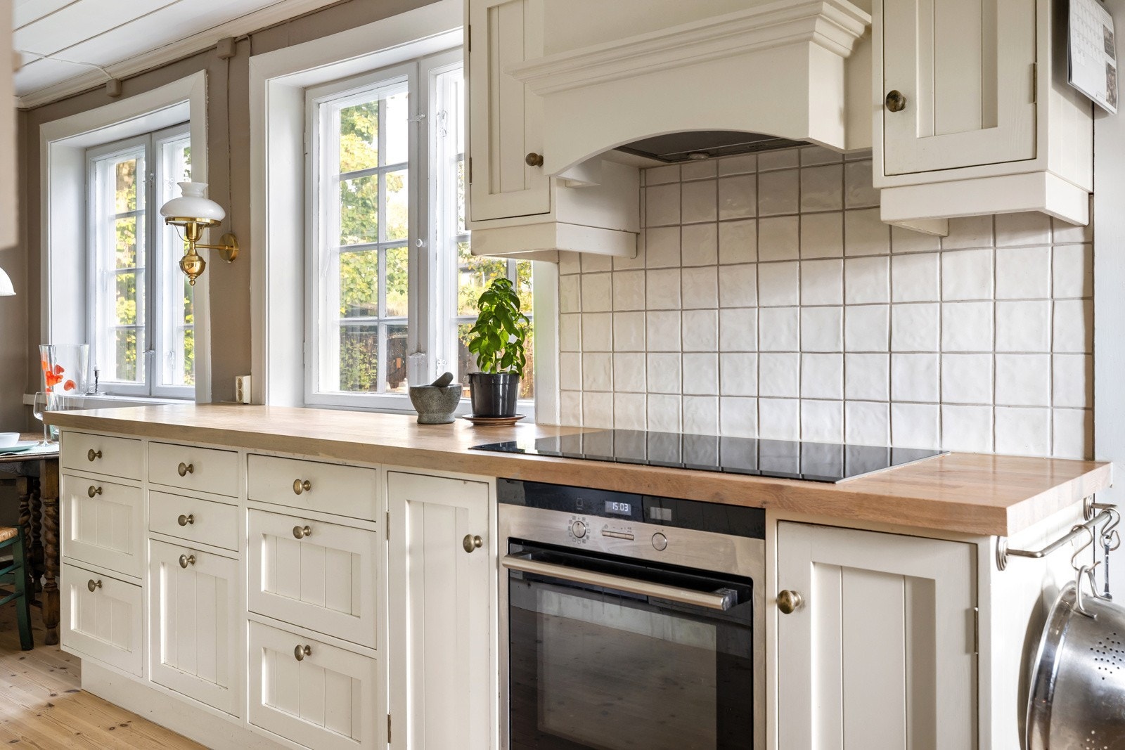 . De store vinduene slipper inn rikelig med dagslys. Galleribilde