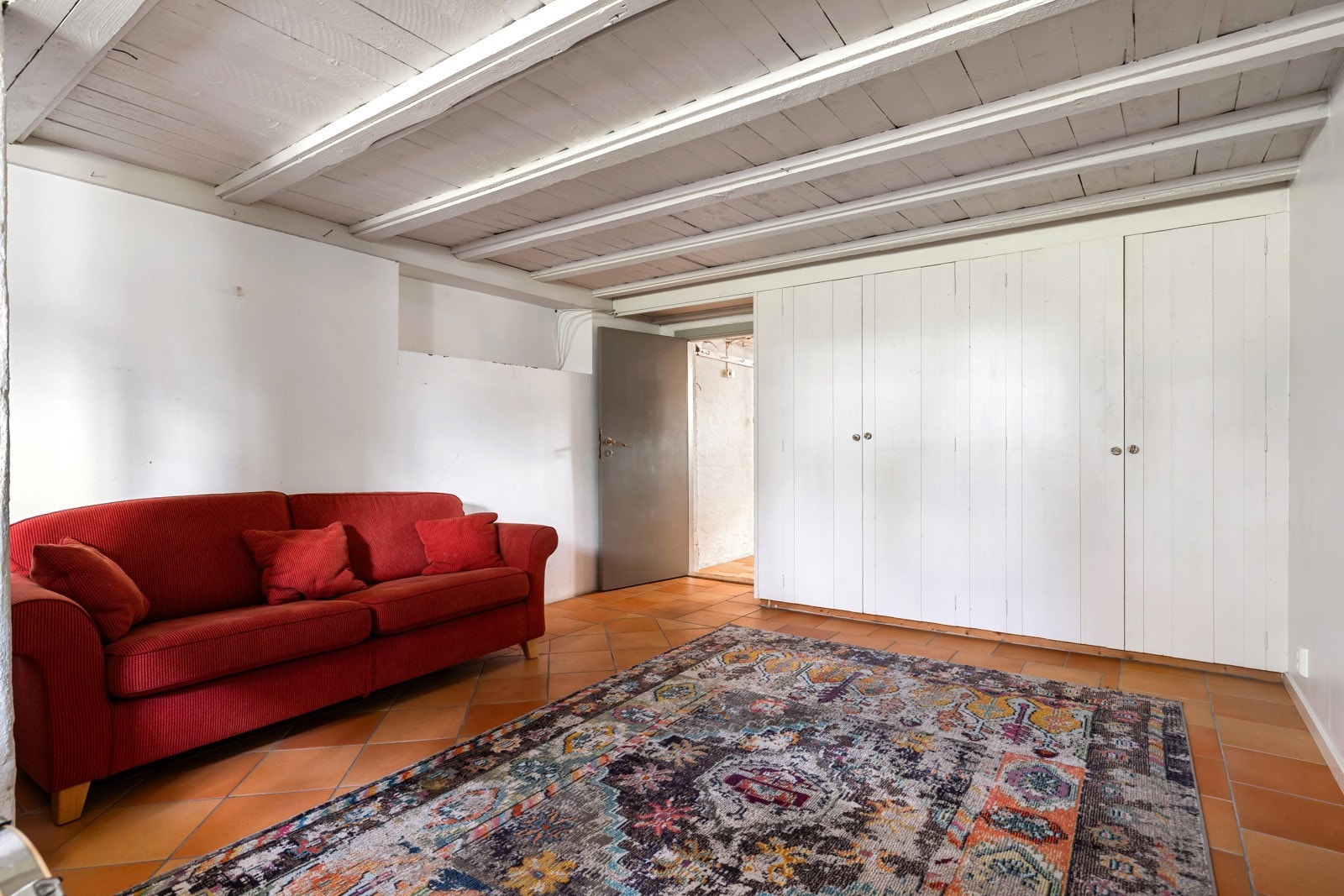 Innredet rom 1. God oppbevaringsplass i skap. Galleribilde