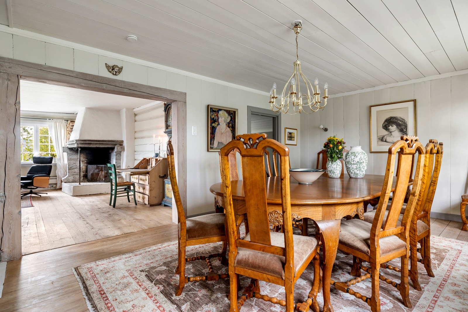 Spisestuen er av god størrelse med god plass til et stort spisebord. Galleribilde