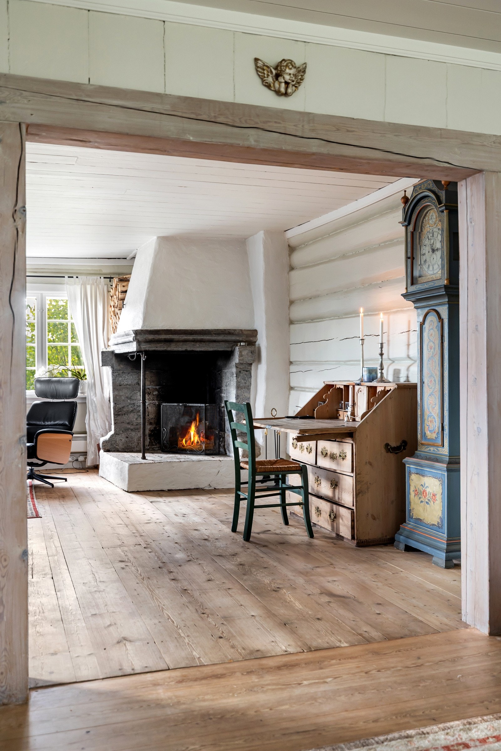 Midt i rommet står en vakker, murt peis som skaper en lun og koselig stemning på kjølige dager. Galleribilde