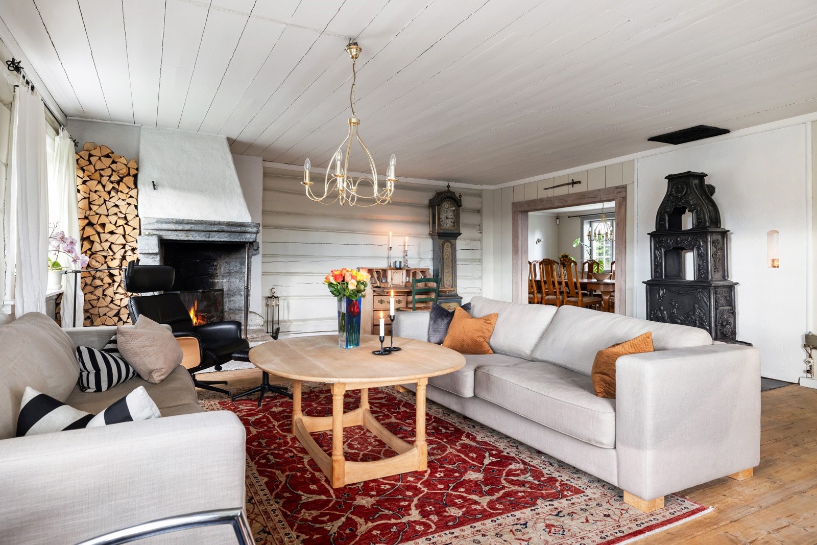 Stuen er stor og innbydende, med vindusflater fra flere sider som slipper inn rikelig med naturlig lys og skaper en luftig og behagelig atmosfære. Galleribilde