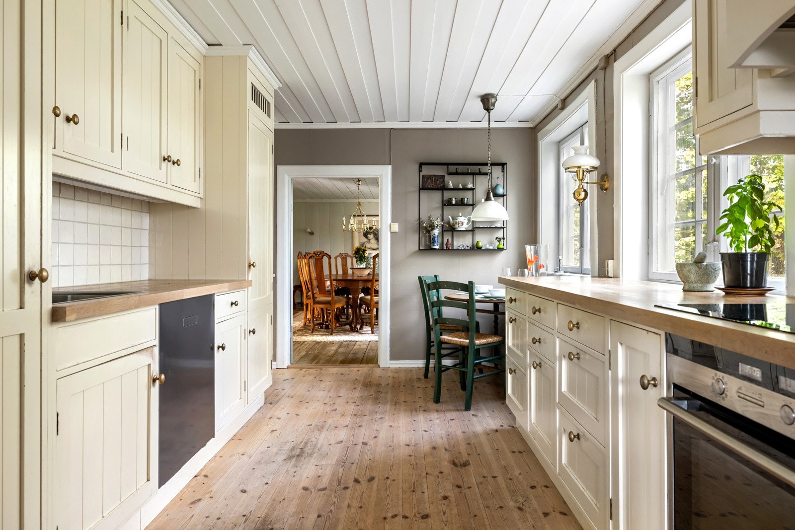 Videre inn fra spisestuen kommer du til et lyst og praktisk spisekjøkken. Galleribilde