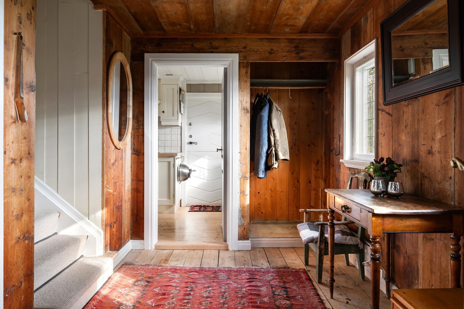 Entréen har panelvegger og tregulv. Her er det plass til oppheng av yttertøy og enkel møblering med benk eller kommode. Galleribilde