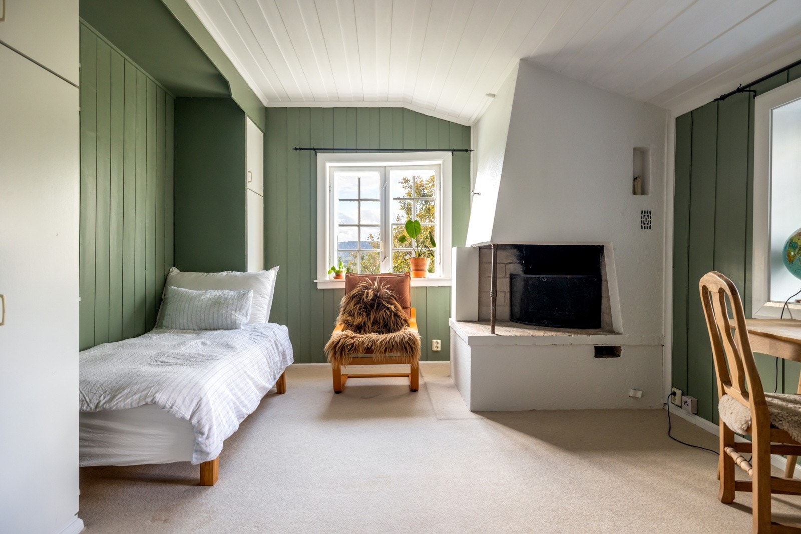 Soverom 3 er utstyrt med en hyggelig åpen peis. Galleribilde