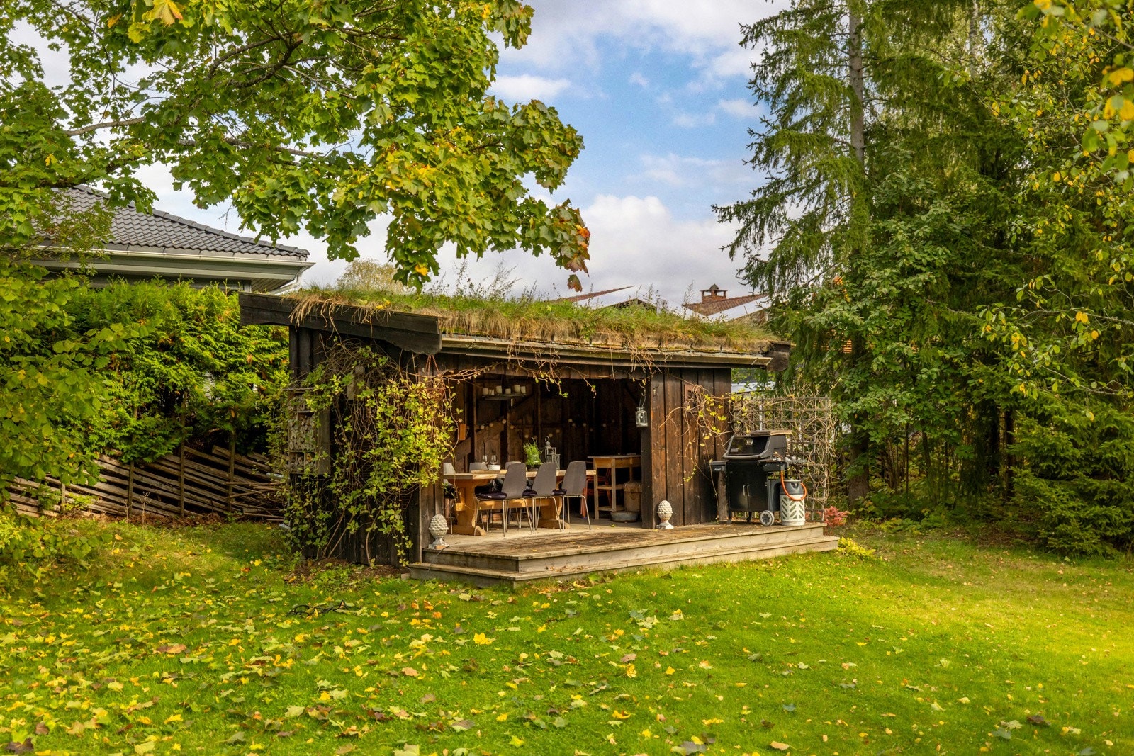 Her får du ebn flott opparbeidet hage med flere hyggelige uteplasser. Galleribilde