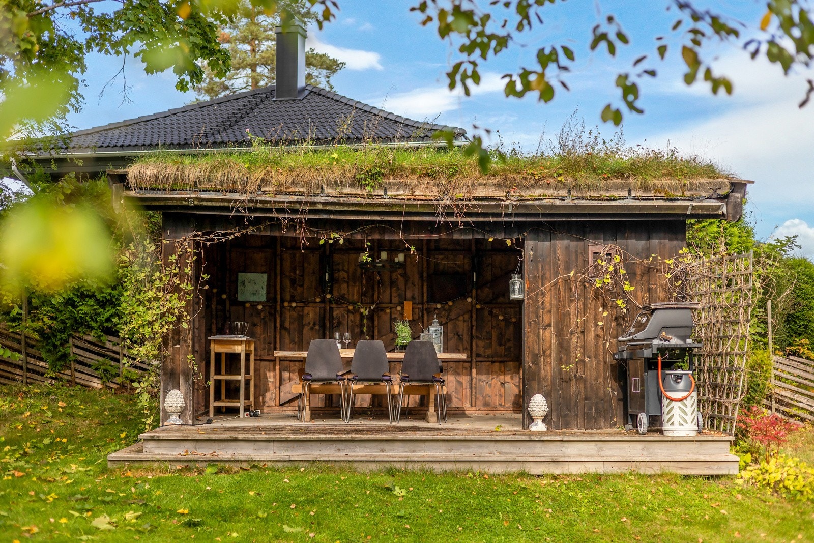 I hagen finner du blandt annet en hyggelig uteplass med pergola som gir ly og skygge på varme sommerdager Galleribilde