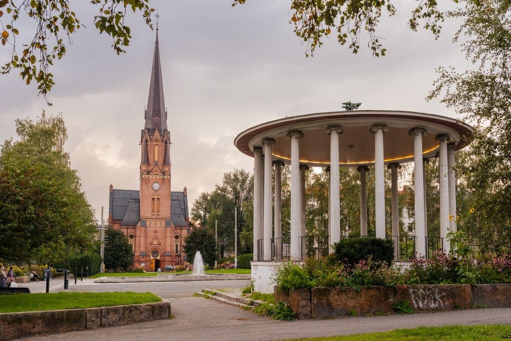 Leiligheten ligger med umiddelbar nærhet til stemningsfulle Birkelunden park og vakre Paulus kirke. Galleribilde