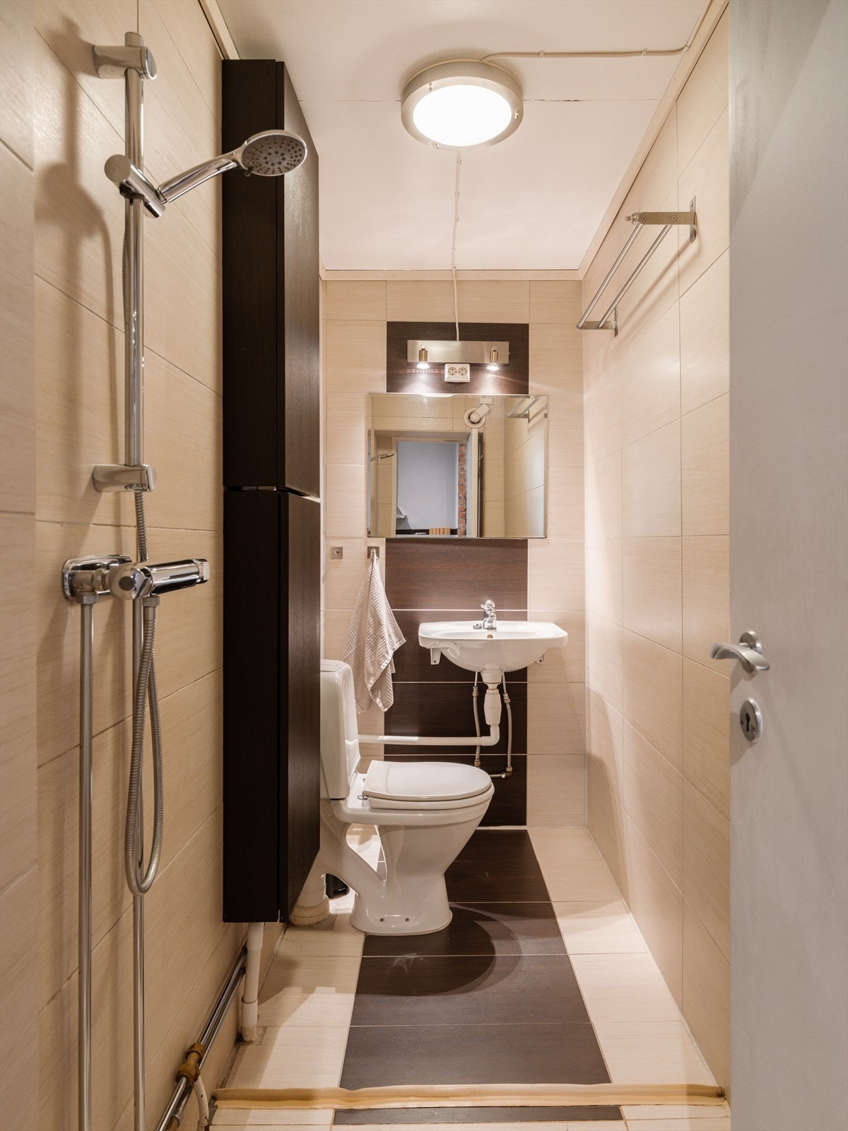 Badet er helfliset og innredet med toalett, servant og en egen dusjsone. Galleribilde