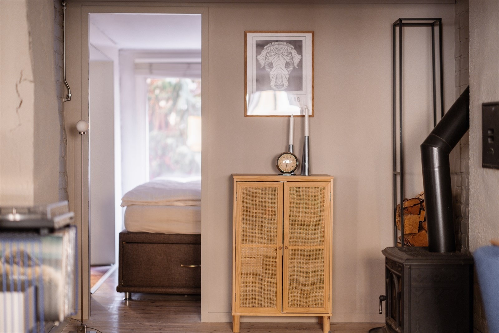 Soverommet ligger i samme halv-etasje som stuen, og med vinduet mot rolig bakgård. Galleribilde