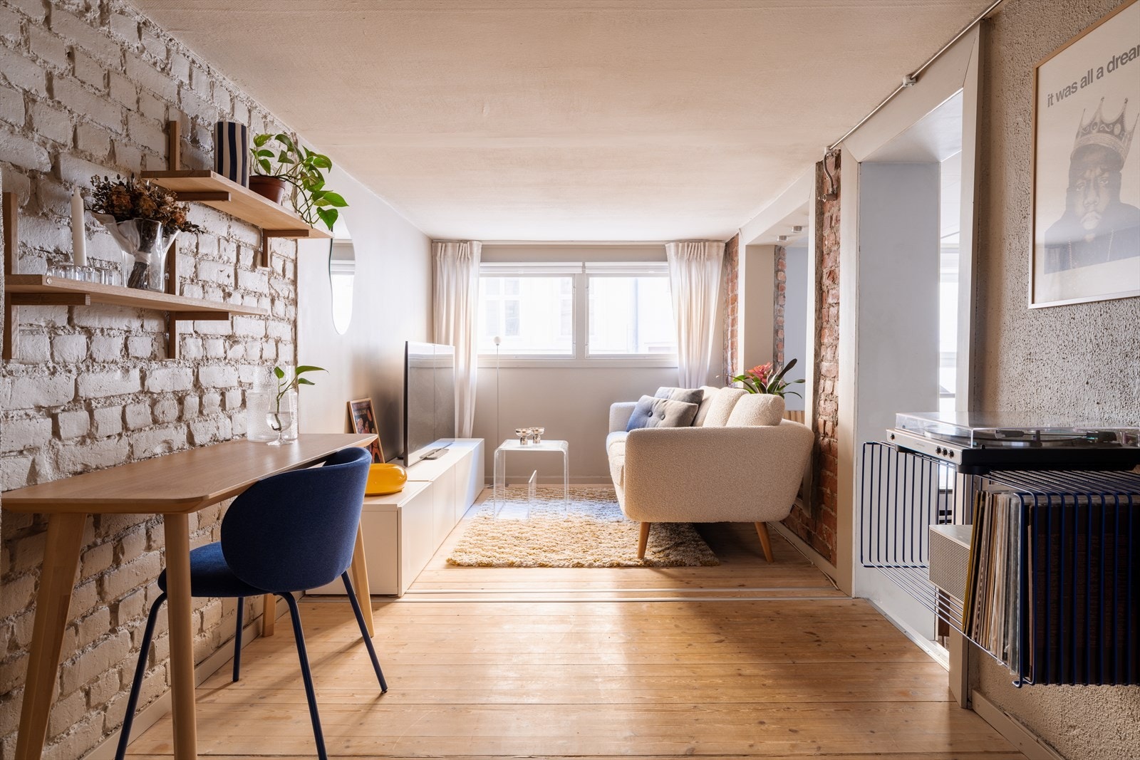 Stuen fremstår som lys og romslig, med store vinduer som gir rikelig med naturlig lys, samtidig som den høye beliggenheten i 1. etasje sørger for minimal innsyn. Galleribilde